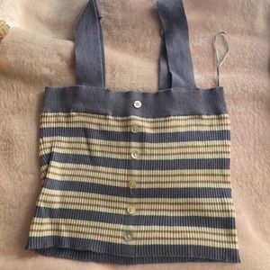 I am selling this super cute crop tank top that is great to swear in summer !